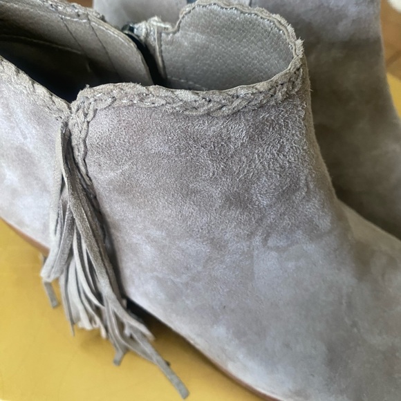 Suede Bootie’s with Fringe excellent condition size 7 - Picture 3 of 8